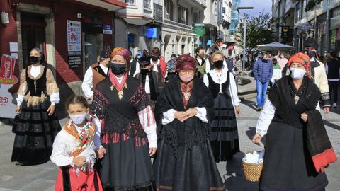 Una comitiva mucho m�s escueta que de costrumbre se traslad� hasta el parque Rosalia de Castro para realizar la tradicional ofrenda floral a la escritora gallega