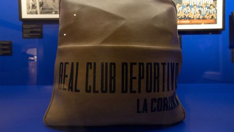 Bolsa de deporte y viaje utilizada por los componentes del Deportivo a finales de los a�os 60 y principios de los 70