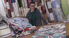 Conchi Penedo ense�a las muestras de las telas de Juan Abellaneda que sirvieron a Os da Porf�a para hacer sus ya famosas chaquetas. Esta experta en hogar y tapicer�a santiaguesa dice ser una fan�tica de los tejidos y trabaja desde el punto de lujo asi�tico hasta las opciones m�s econ�micas, siempre a partir �dun m�nimo de calidade para que perduren�, matiza. 