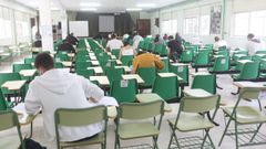 Selectividad extraordinaria en el instituto Agra de Ra�ces, en Cee, uno de los tres centros de secundaria -junto con los de Viveiro y A R�a- donde se celebra la prueba cada a�o