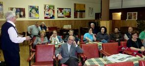 Pepe Carriola (izquierda) present� un v�deo sobre la iglesia de Pombeiro