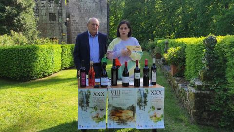 El alcalde José Luis Álvarez y la concejala Cristina Domínguez presentaron el programa en el jardín del pazo de Maside