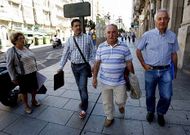 Representantes de Salcedo, con Fernando Pintos en el centro, tras la reuni�n en Vigo.
