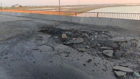 Imagen cedida por la Gobernacin de Jersn que muestra los daos provocados en uno de los puentes que unen Crimea con esta regin por bombardeos ucranianos