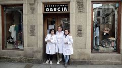 Las empleadas de Confecciones Garc�a, en la puerta del local. 