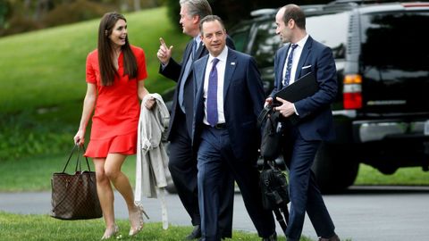 Hope Hicks junto a otros miembros del equipo de la Casa Blanca. 