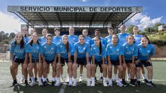 Las jugadoras del Escuelas Rosal�a en el campo de Oira en su primer entrenamiento de pretemporada