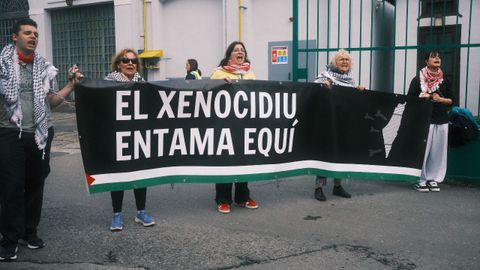 Protesta en la f�brica de armas de Trubia