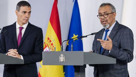El presidente del Gobierno, Pedro S�nchez (i), recibe al director general de la Organizaci�n Mundial de la Salud (OMS), Tedros Adhanom, en el Palacio de la Moncloa.