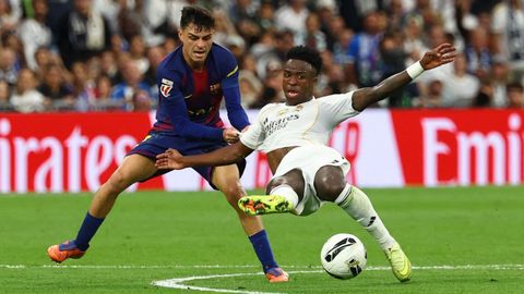 Pedri agarrando a Vinicius en el &uacute;ltimo cl&aacute;sico de liga celebrado en el Santiago Bernab&eacute;u