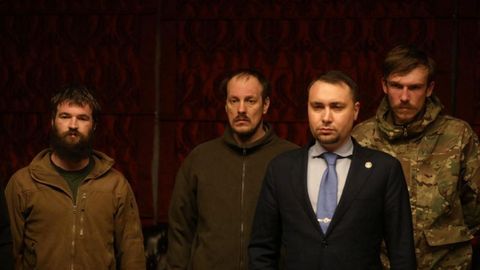 El jefe de la inteligencia militar ucraniana, junto a tres miembros del batall�n Azov 