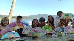 Zira, Silvia, Alba, Xin, Valeria y Noa, con algunos de los abanicos que vendieron