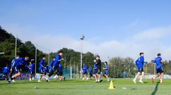 Alberto Mart�nez dirige el calentamiento del Real Oviedo