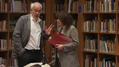 Sindo Guinarte (PSOE) charla con la alcaldesa en un aparte en el �ltimo pleno municipal