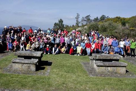 Andainas Co�ece a Costa da Morte. Ruta do mar � terra, en Cee. Senderistas en el �rea de recreo de Ameixenda.