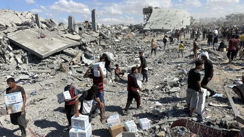 Gazates recogen `paquetes del Programa Mundial de Alimentos de la ONU en Jan Yunis.