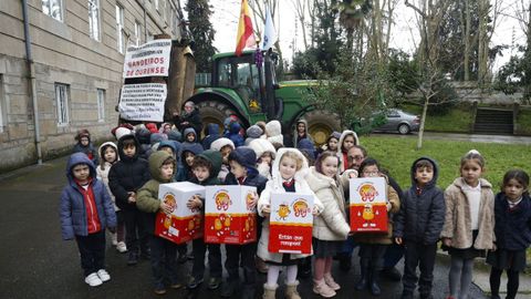 Los agricultores agasajaron a los ni�os con cajas de patatas fritas, que luego le sirvieron para explicar de d�nde viene ese producto
