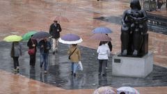 Paseantes en Oviedo en un da de lluvia
