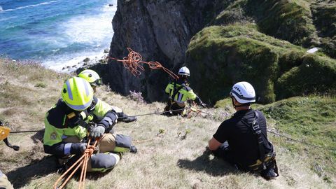 Los bomberos preparados en la costa de Nar�n.