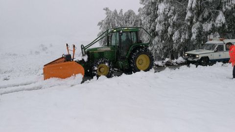 Mquina quitanieves limnpiando el acceso a pueblos de A Gudia.