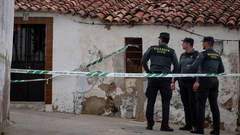 Efectivos de la UCO custodian la casa donde viva el detenido por la muerte de Laura Luelmo