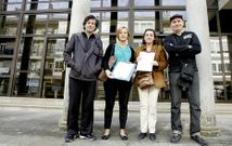 Los padres presentaron en el Concello de Ames firmas en demanda de transporte escolar. 