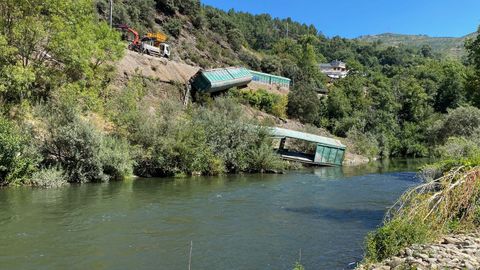 As� quedaron los vagones tirados al r�o Sil