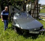 Ram�n Mart�nez junto a su coche, siniestro total.