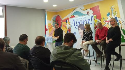 Mon Fern�ndez y otros representantes nacionalistas durante el acto celebrado el s�bado en Fene.