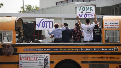 Personas animando a votar en Houston, Texas