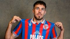 El ex del Celta �scar Mingueza posa con la camiseta de su nuevo club, el Crystal Palace.