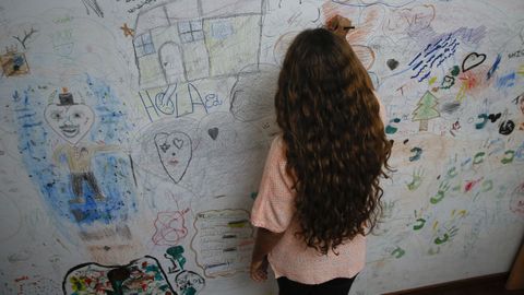 Una nia escribe en un muro, en una imagen de archivo