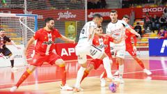 Biel busca un hueco para armar el disparo ante dos rivales.