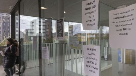 Carteles avisando del paro de m&eacute;dicos en el centro de salud de O Milladoiro, en Santiago.