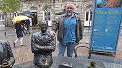 Alfonso Daz, Foni, ya de regreso en Pontevedra tras su vuelta al mundo por 18 pases. Posa con Castelao en la plaza de San Jos