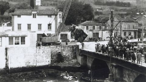 El cami�n de las parrochas retirado con una gr�a, en diciembre de 1960.