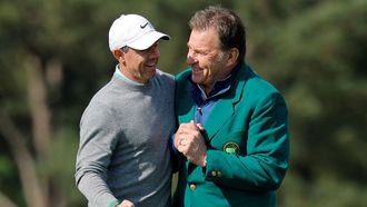 Rory McIlroy, junto al exgolfista Nick Faldo en el Augusta National Golf Club.