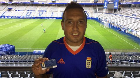 Cazorla posa con su carnet de abonado