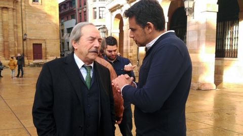 El alcalde de Oviedo, Wecenslao Lpez, charla con el concejal de IU, Ivn lvarez, en la plaza del ayuntamiento y con Rubn Rosn (Somos) en segundo plano.El alcalde de Oviedo, Wecenslao Lpez, charla con el concejal de IU, Ivn lvarez, en la plaza del ayuntamiento y con Rubn Rosn (Somos) en segundo plano