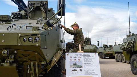 Los primeros 'Drag�n' del Ej�rcito. La ministra de Defensa, Margarita Robles, presidi� ayer la recepci�n de los primeros 41 Veh�culos de Combate sobre Ruedas 8x8 Drag�n en Viator (Almer�a).