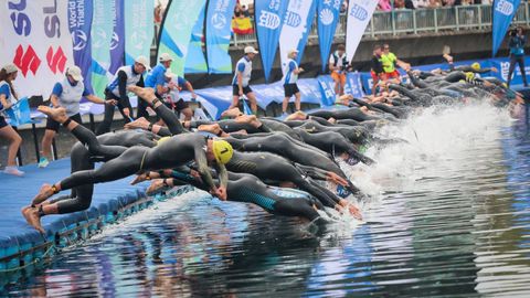 Los triatletas se echaron al r�o con pleamar