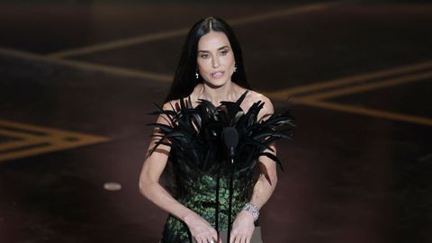 Demi Moore presenta uno de los premios de la noche en la gala de los &Oacute;scar