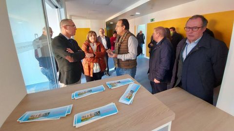 De izquierda a derecha, el consejero de Salud, Pablo Fern�ndez Mu�iz, la alcaldesa de Riosa, Ana D�az; los facultativos, Javier Alberdi y Francisco Vigil-Escalera, y el director de Atenci�n Sanitaria y Salud P�blica del �rea sanitaria IV, Jos� Antonio Vecino.