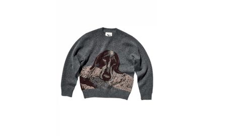 Luca Guadagnino x Zara 50 Aniversario ? Suéteres Rosi de mezcla de cachemir. Suéteres oversize de mezcla de cachemir con un jacquard fotográfico del querido compañero canino de Guadagnino, Rosi B. Disponibles en dos versiones cromáticas: una en camel neutro, la otra en gris melange apagado. Cada versión presenta un retrato distinto del perro del director. Disponibles en cinco tallas unisex