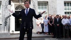 Burnham, frente al 10 de Downing Street, en su toma de posesi�n