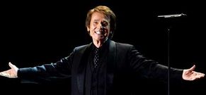 De no haberse suspendido, Primal Scream actuar�a esta noche. Abajo Raphael en Vilagarc�a.