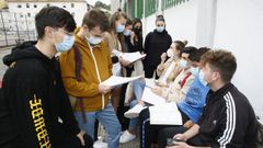Estudiantes en la selectividad de Viveiro, este mi�rcoles, respetando el tope de diez personas por grupo