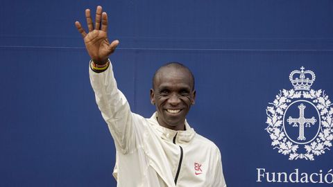 El bicampe�n ol�mpico de marat�n Eliud Kipchogue a su llegada este jueves a Oviedo, donde el viernes recibir� el Premio Princesa de Asturias de los Deportes 2023