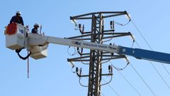 Operarios en una torre de media tensi�n en Galicia.