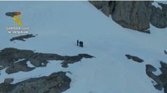 Rescate de dos monta�eros enriscados a 2.300 metros de altitud en Picos de Europa